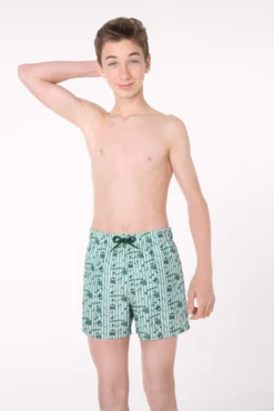 Bañador juvenil corto estampado rayas y motivos veraniegos verde
