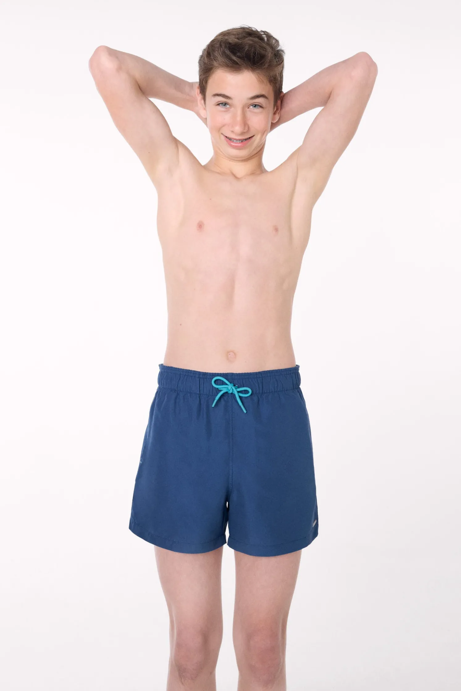 Bañador juvenil corto estampado liso azul