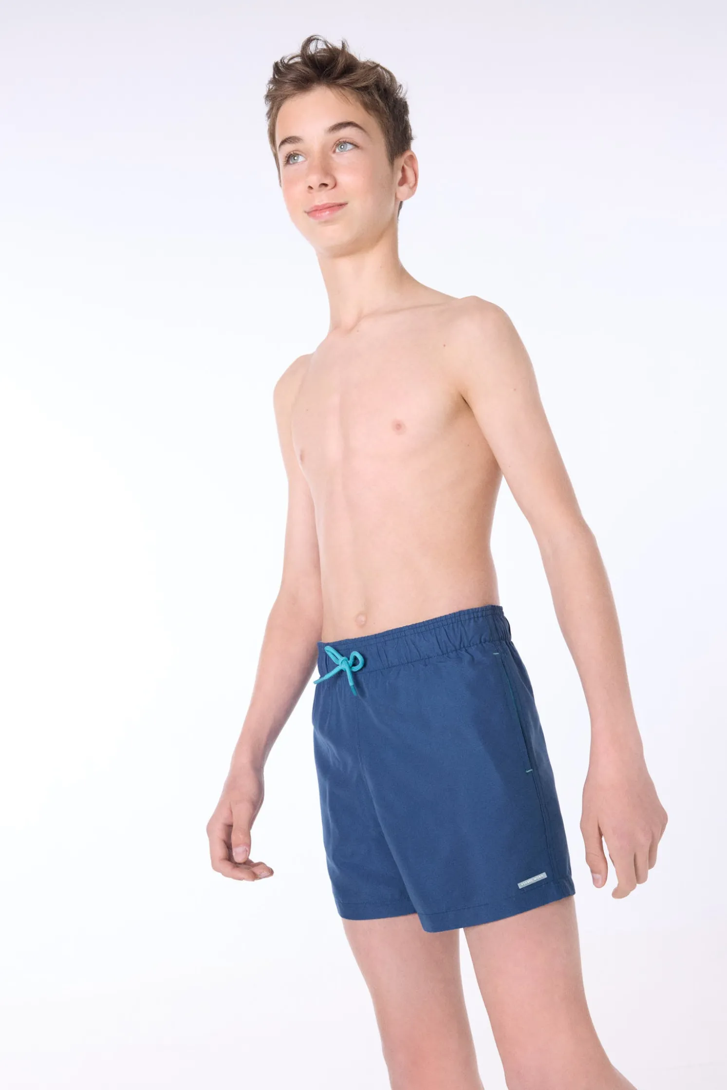 Bañador juvenil corto estampado liso azul