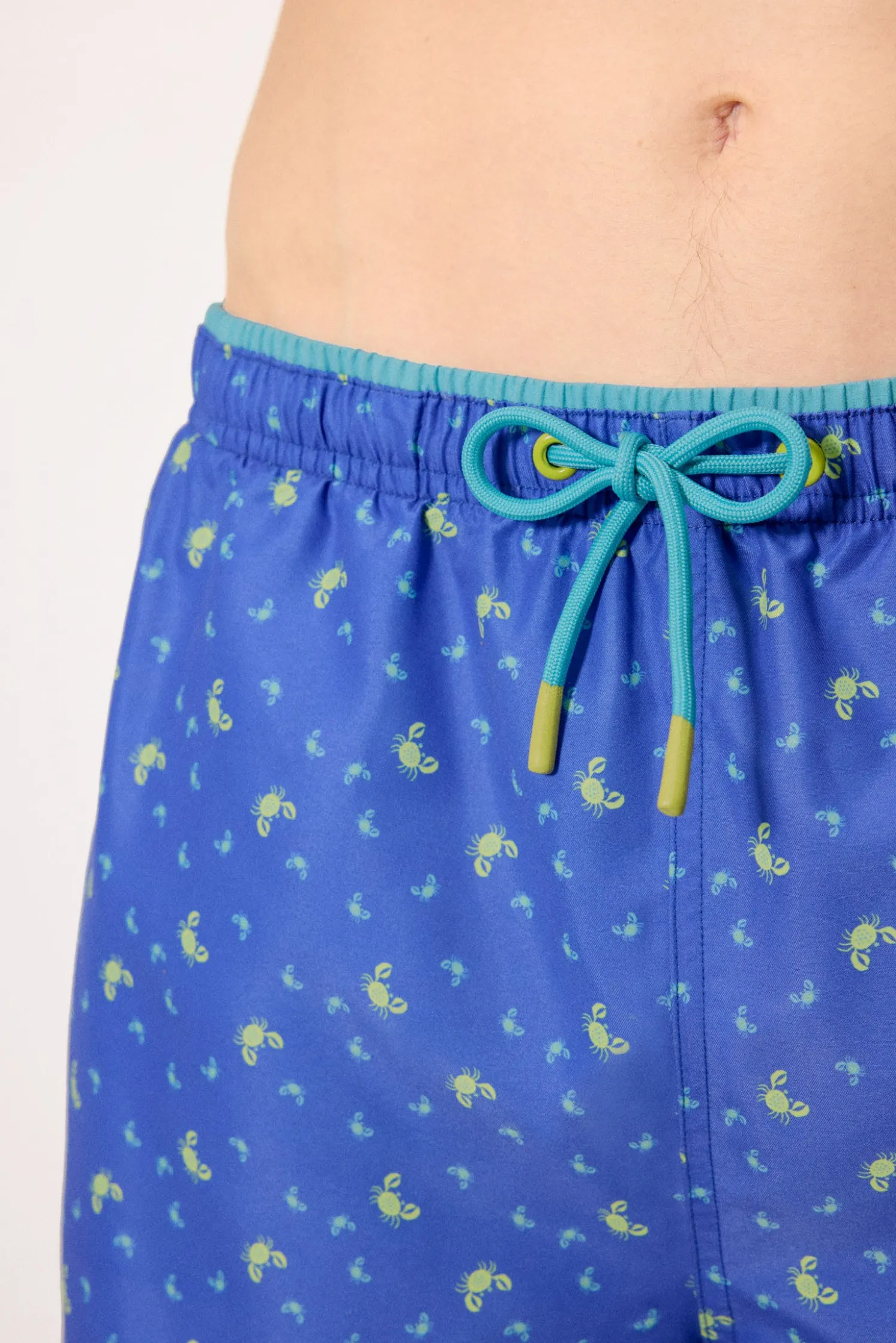 Bañador medio estampado cangrejos azul