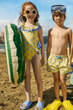 Bañador niña detalles volantes y lazos estampado tortugas amarillo