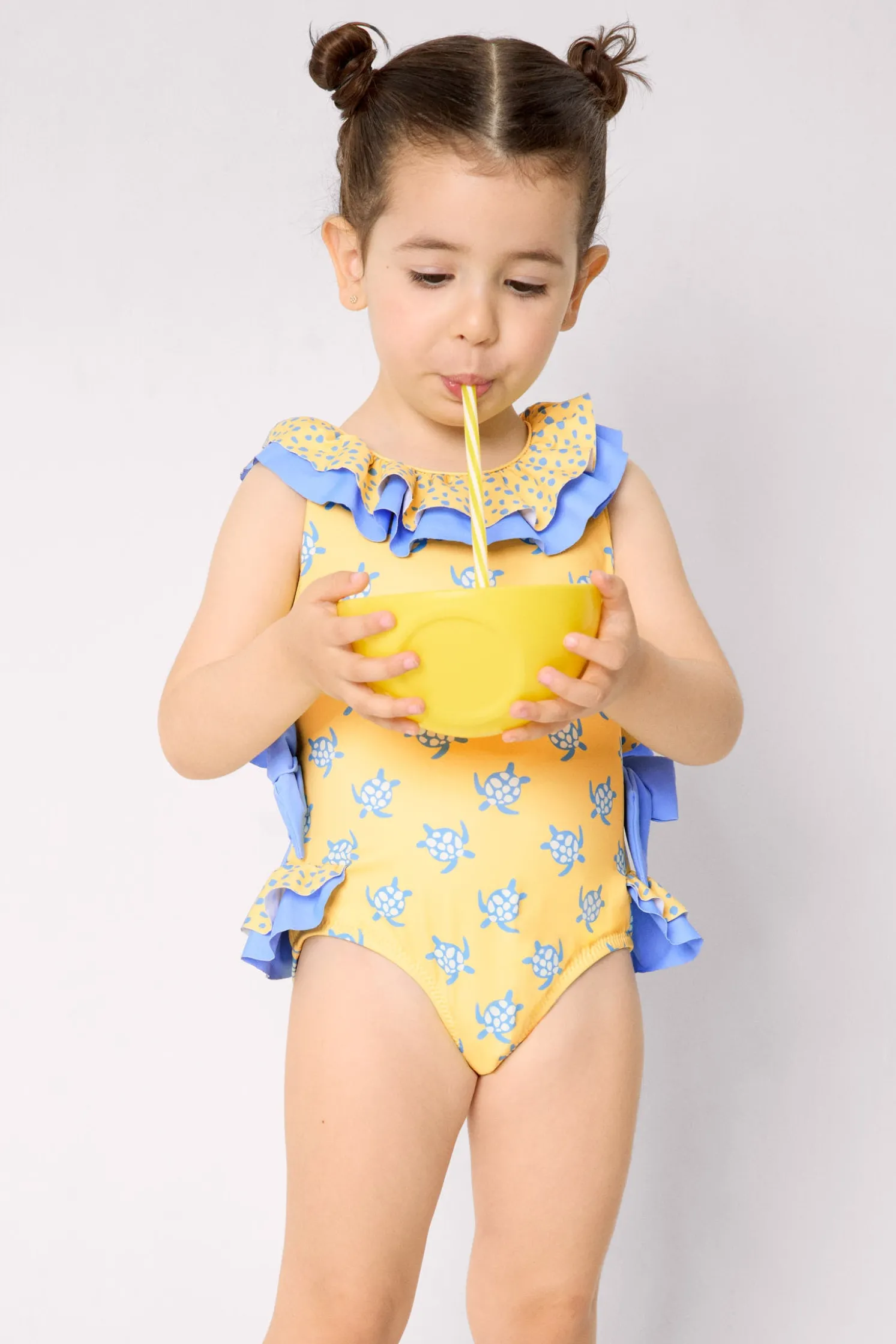 Bañador niña detalles volantes y lazos estampado tortugas amarillo