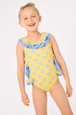 Bañador niña detalles volantes y lazos estampado tortugas amarillo