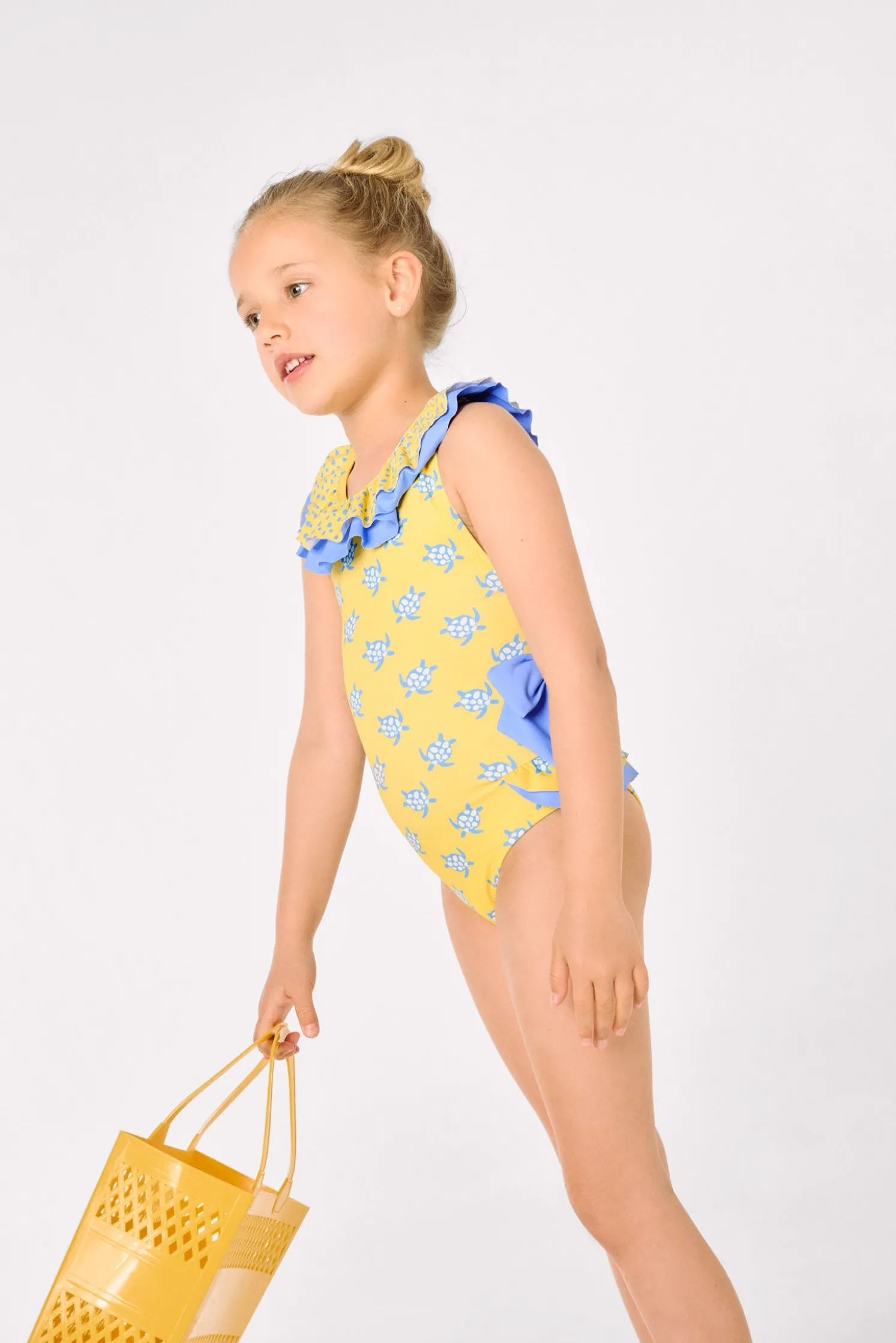 Bañador niña detalles volantes y lazos estampado tortugas amarillo