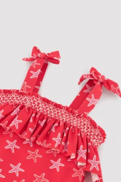 Bañador niña detalle volante estampado estrellas marinas rojo