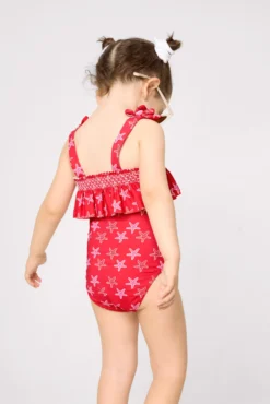 Bañador niña detalle volante estampado estrellas marinas rojo