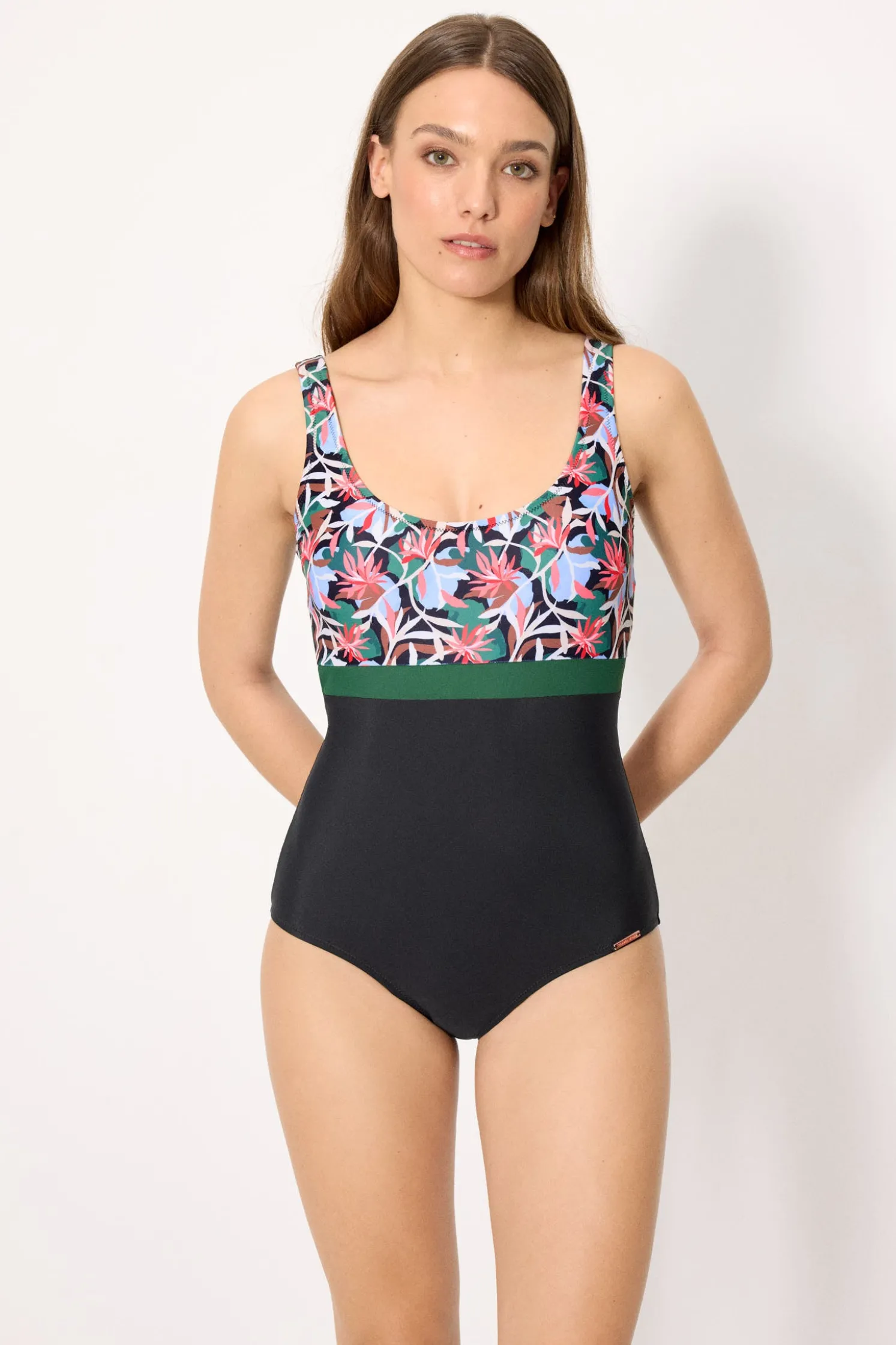 Bañador reductor negro con estampado tropical copa B