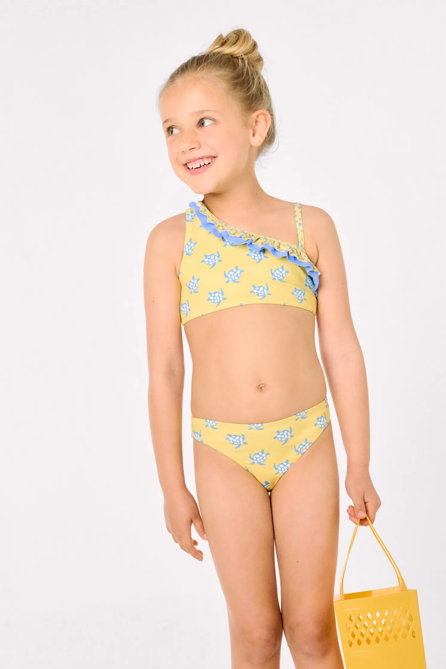 Bikini niña asimétrico detalle volantes estampado tortugas amarillo