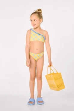 Bikini niña asimétrico detalle volantes estampado tortugas amarillo