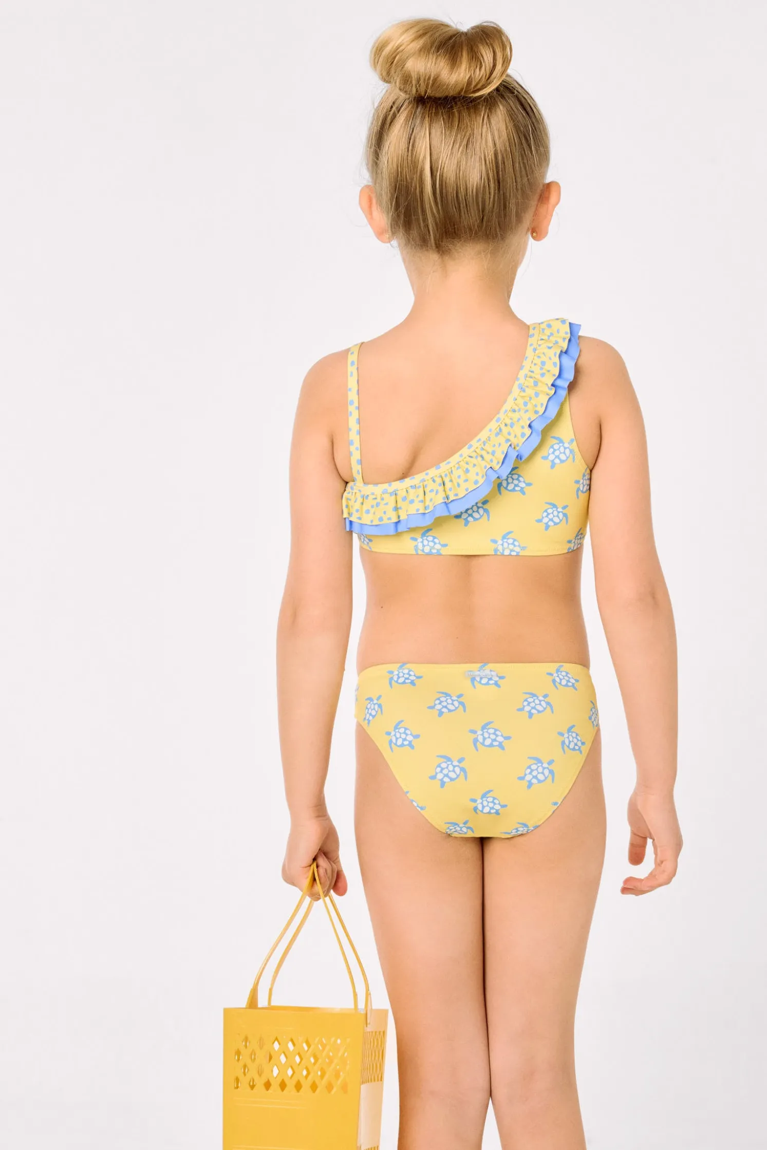 Bikini niña asimétrico detalle volantes estampado tortugas amarillo