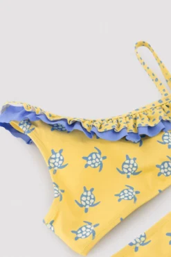 Bikini niña asimétrico detalle volantes estampado tortugas amarillo