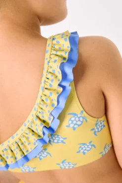 Bikini niña asimétrico detalle volantes estampado tortugas amarillo