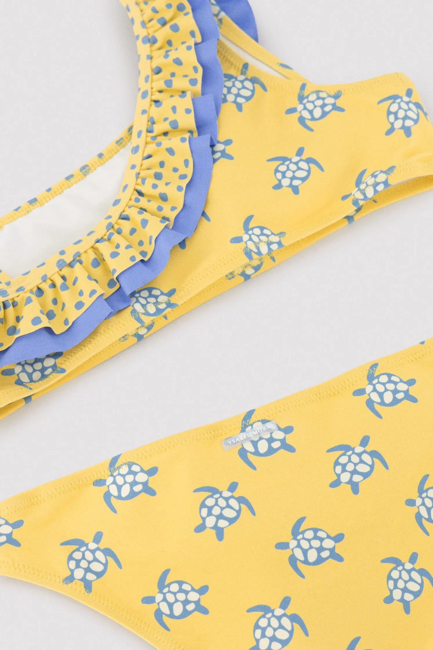 Bikini niña asimétrico detalle volantes estampado tortugas amarillo