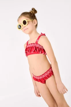 Bikini niña detalles volantes y nido de abeja estampado estrellas marinas rojo