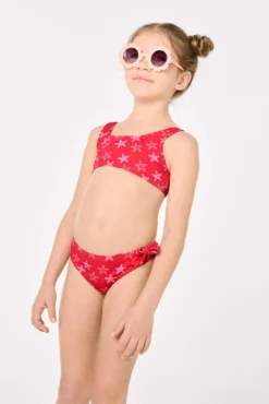 Bikini niña detalles volantes y lazos estampado estrellas marinas rojo