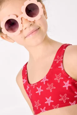Bikini niña detalles volantes y lazos estampado estrellas marinas rojo