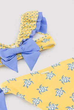 Bikini niña detalle volante y lazos estampado tortugas amarillo