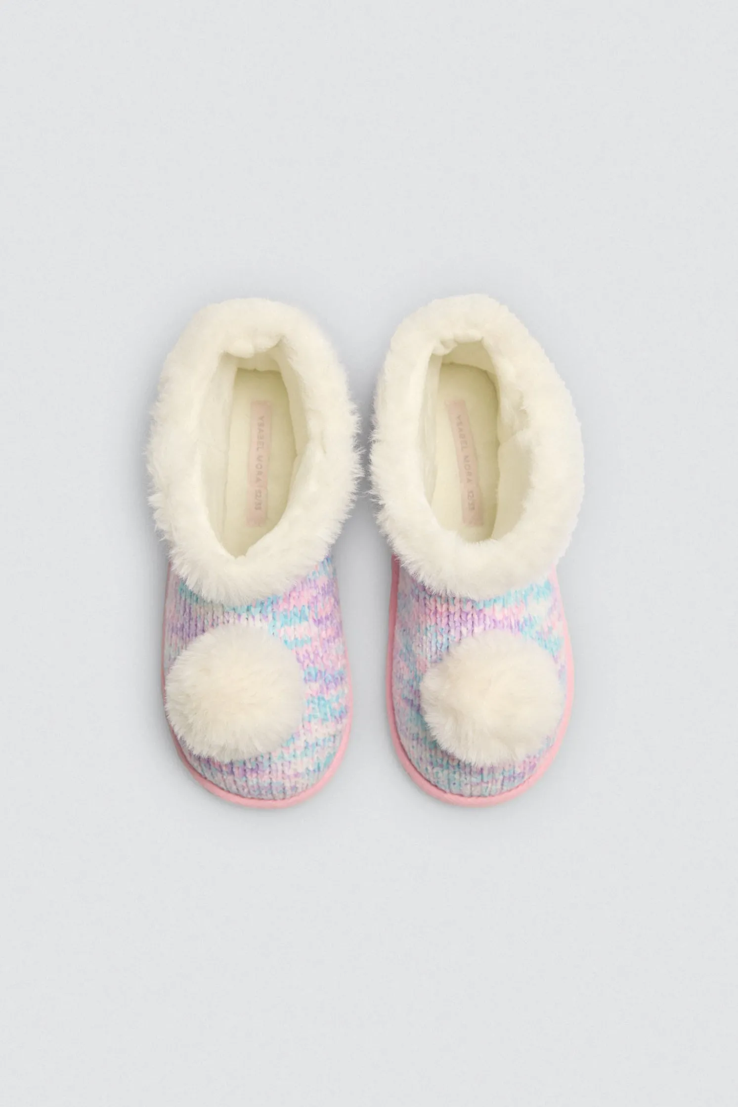 Botas de casa infantil detalles pelo y pompón