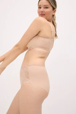 Braga alta detalles encaje nude