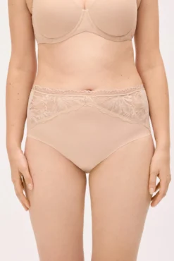 Braga alta detalles encaje nude
