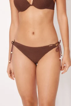Braga bikini anudada tejido calado marrón