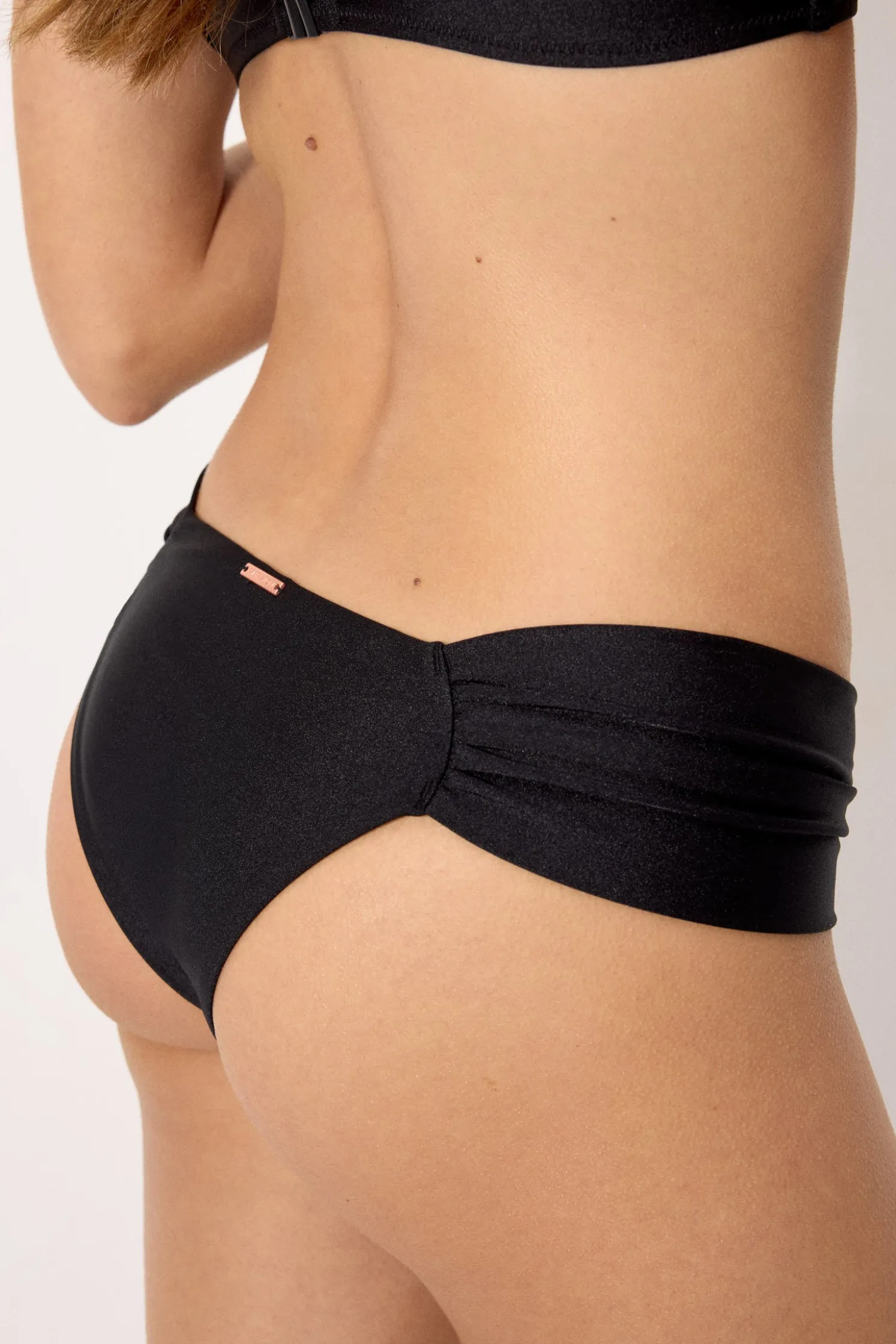 Braga bikini brasileña con brillo negro