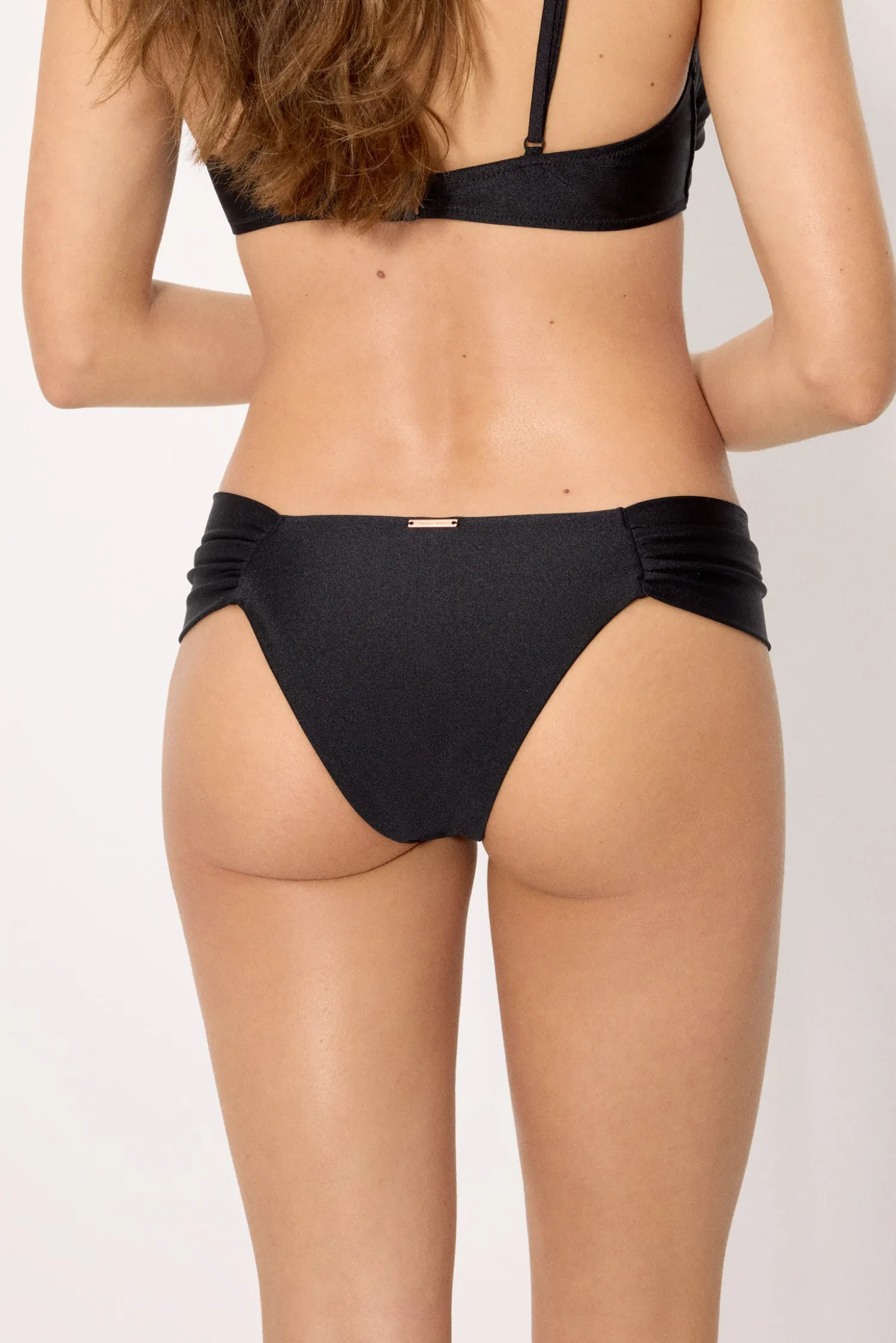 Braga bikini brasileña con brillo negro