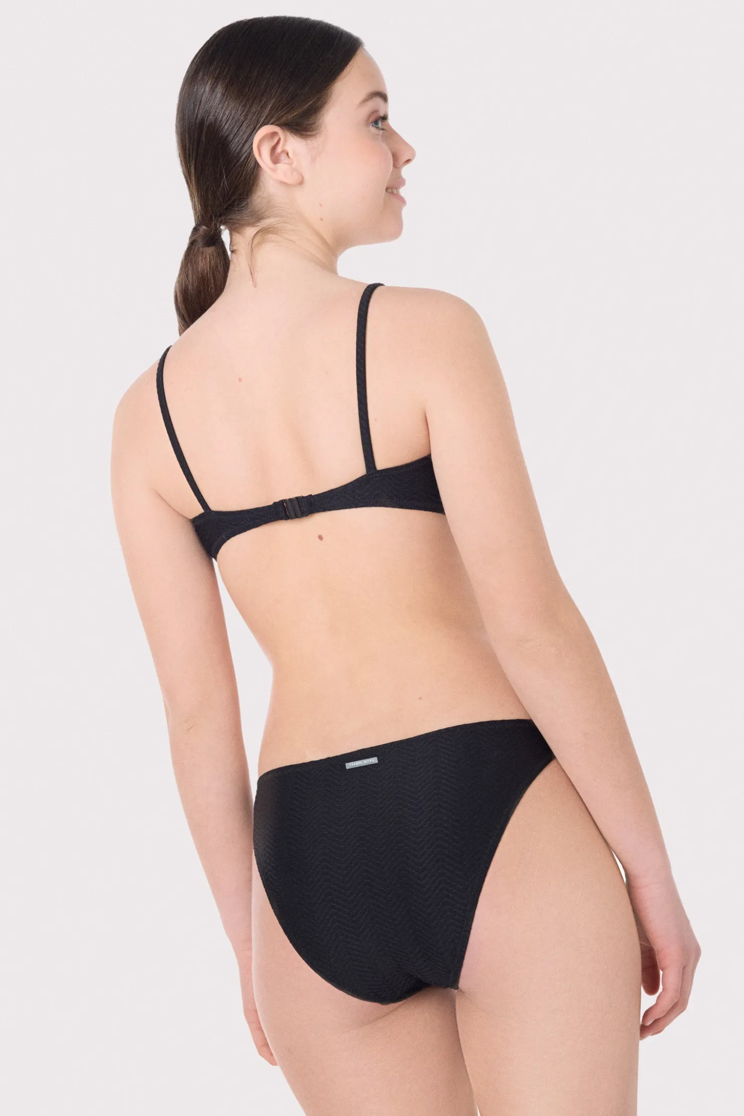 Braga bikini juvenil texturizada lisa negro