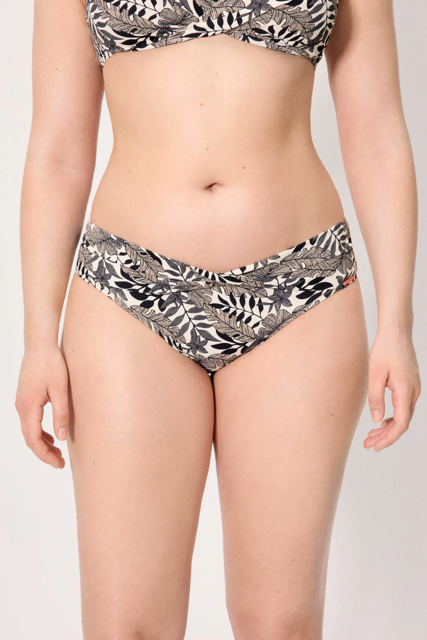 Braga bikini midi hojas micropiqué negro