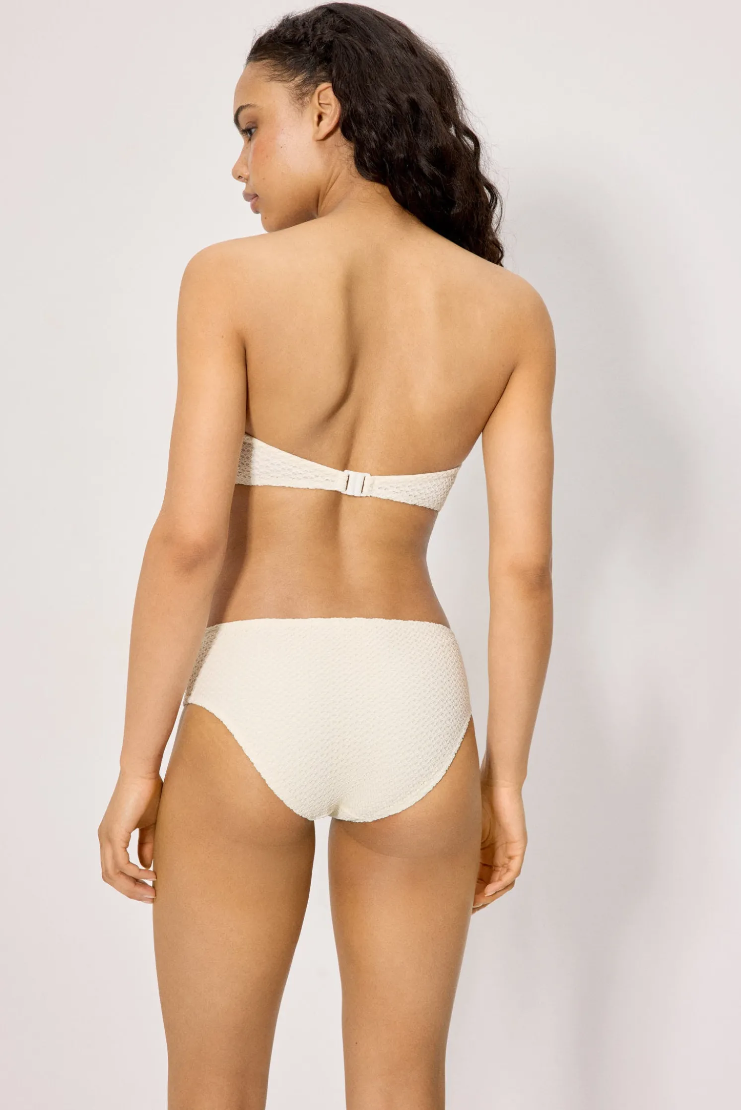 Braga bikini moldeadora midi tejido calado marfil