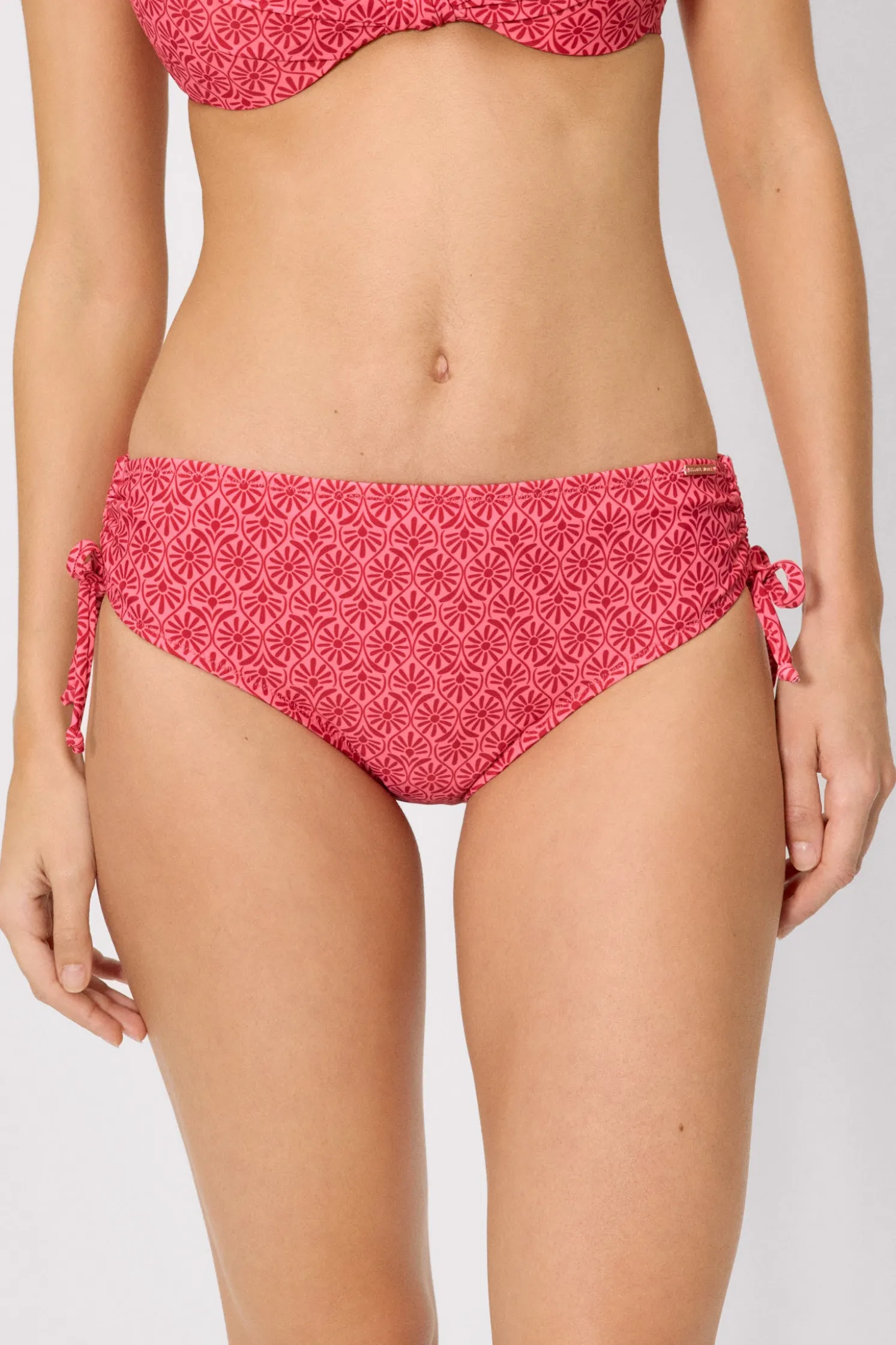 Braga bikini moldeadora midi flores rosa y rojo
