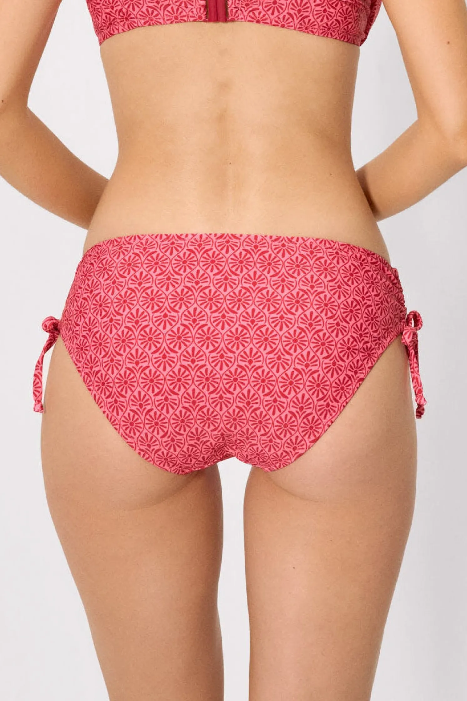 Braga bikini moldeadora midi flores rosa y rojo