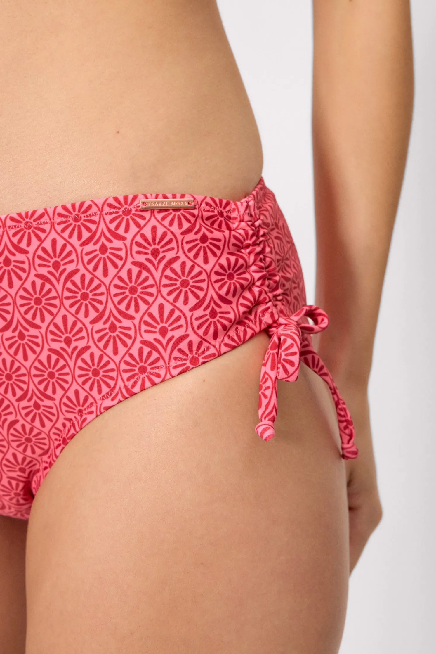 Braga bikini moldeadora midi flores rosa y rojo