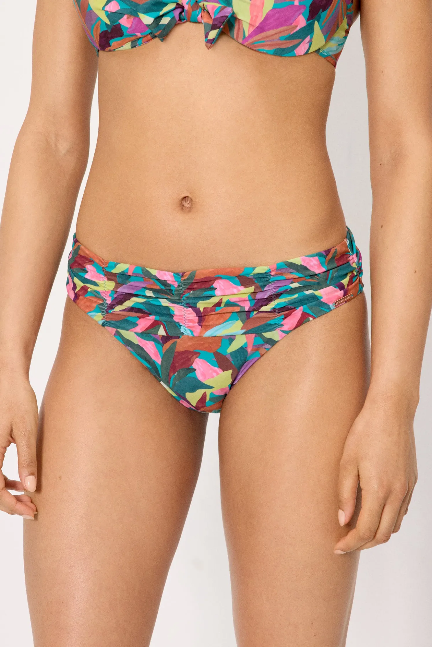 Braga bikini moldeadora midi hojas