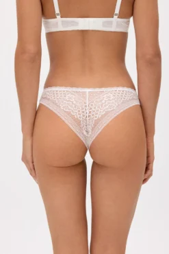 Braga brasileña encaje blanco