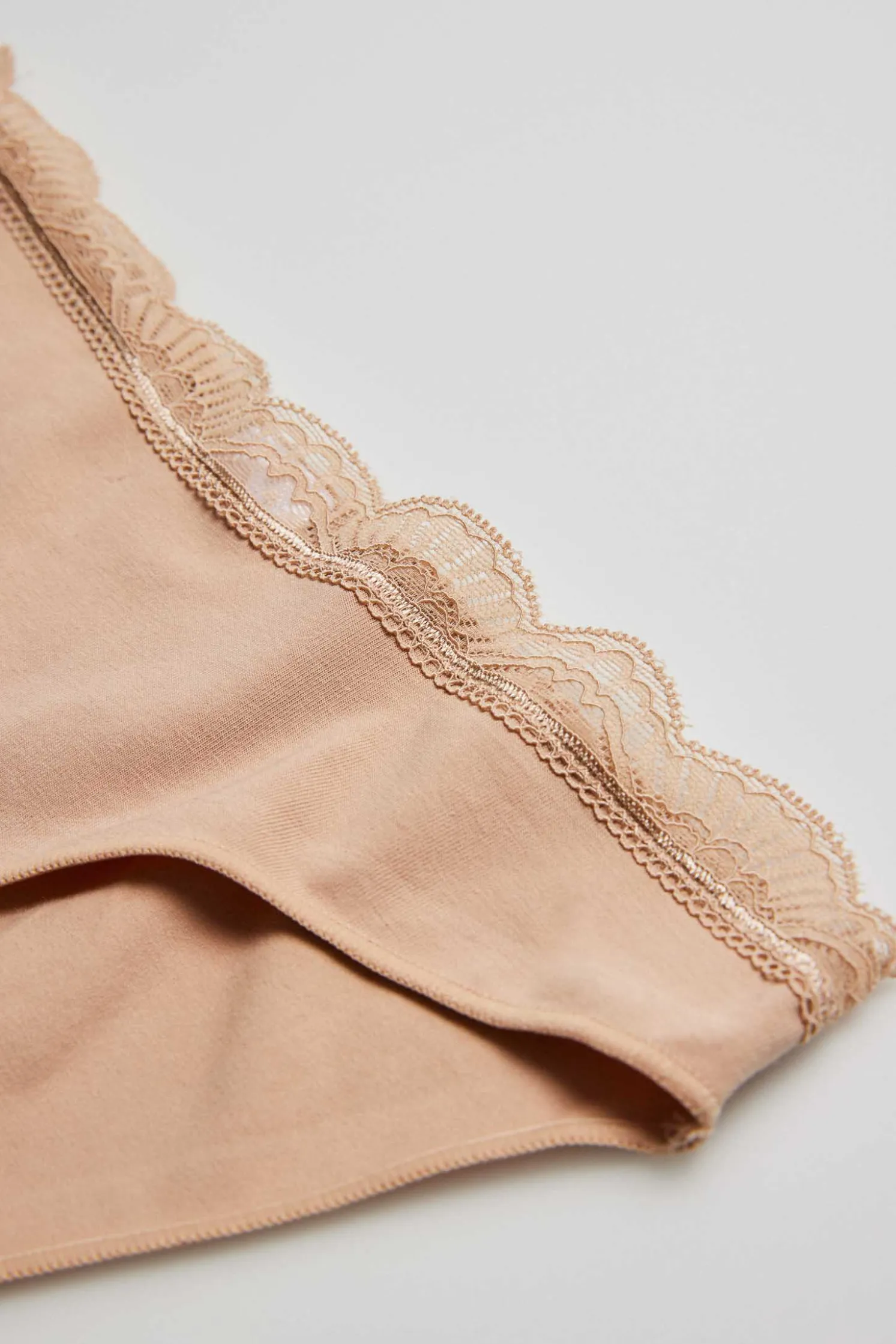 Braga lencera nude