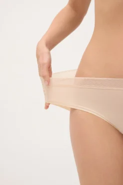 Braga midi adapt encaje con acabados invisibles nude