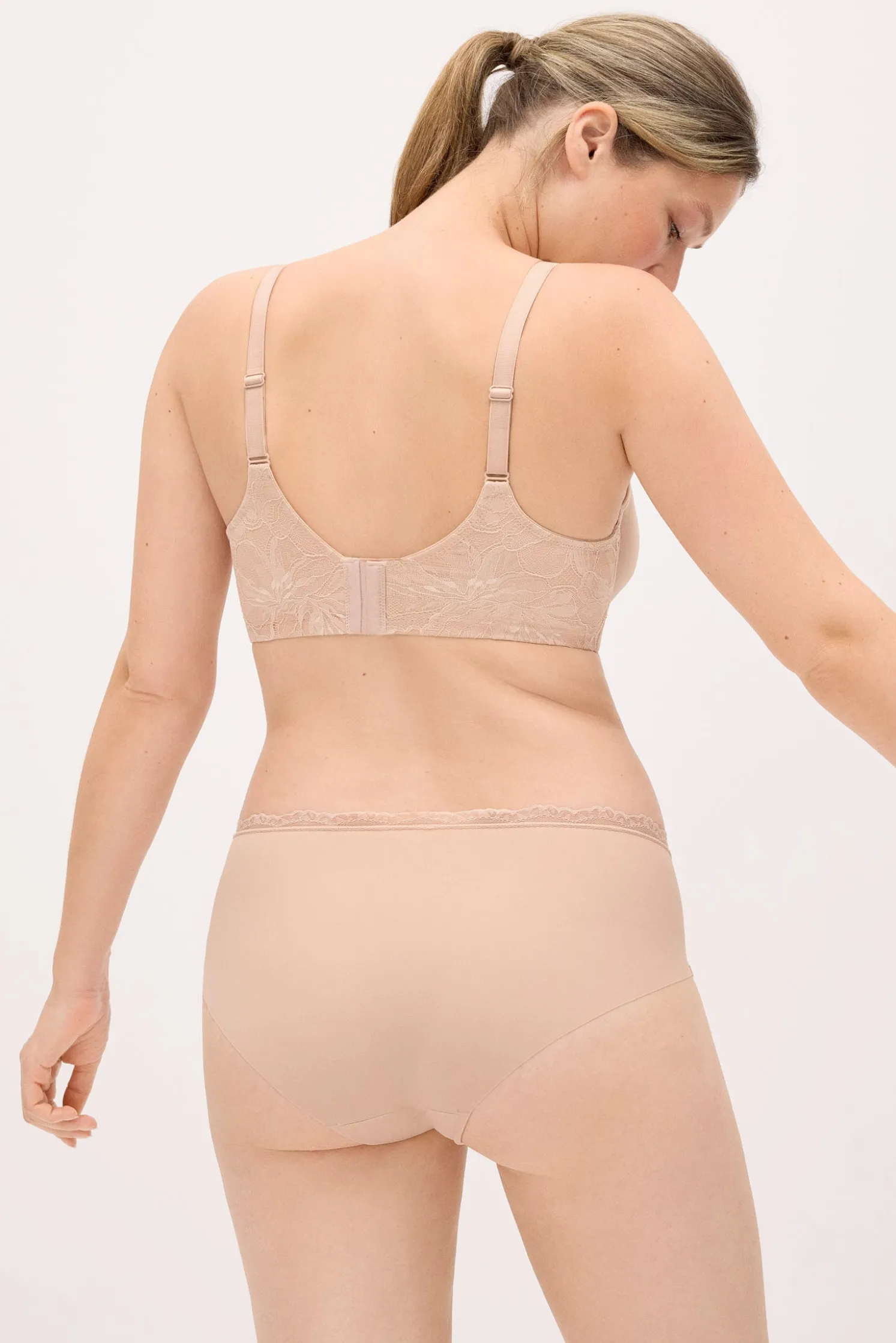 Braga midi detalles encaje nude