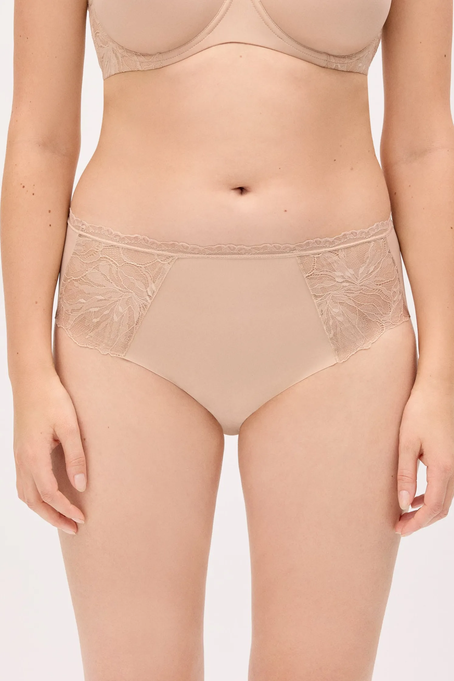 Braga midi detalles encaje nude