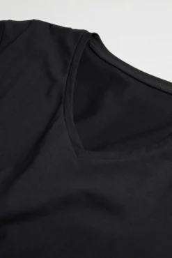Camiseta interior manga corta cuello pico negro