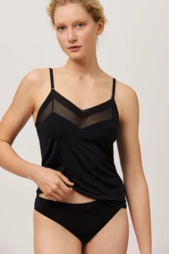 Camiseta tirantes escote de tul negro
