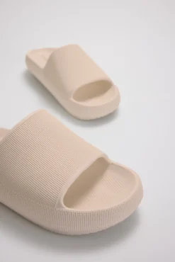 Chanclas de playa antideslizantes ligeras extra comfort marfil