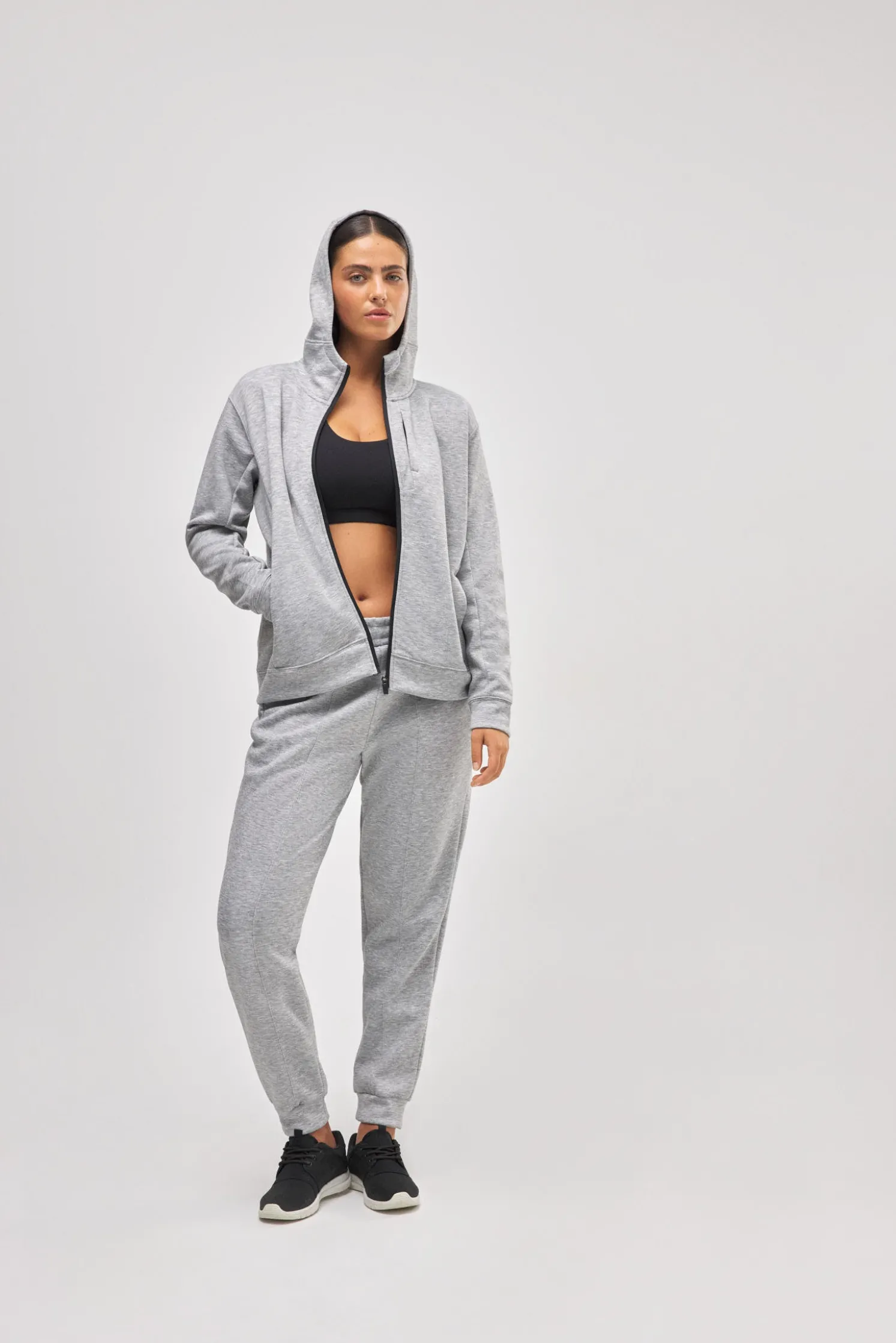 Chaqueta deportiva con capucha gris