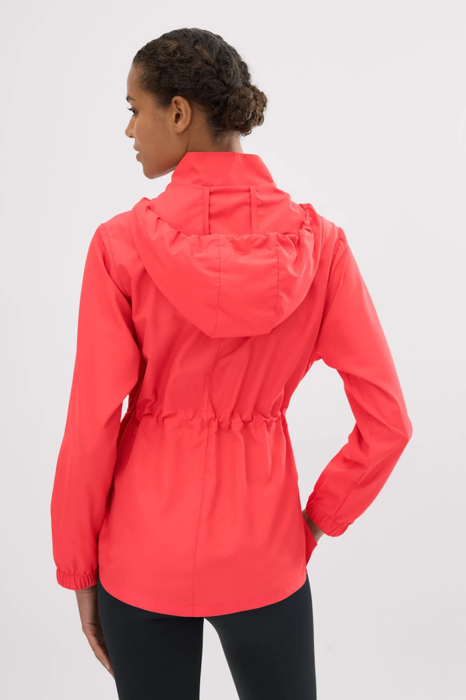 Chaqueta deportiva cortavientos con capucha y bolsillos coral
