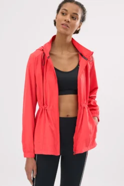 Chaqueta deportiva cortavientos con capucha y bolsillos coral