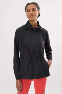 Chaqueta deportiva cortavientos con capucha y bolsillos negra