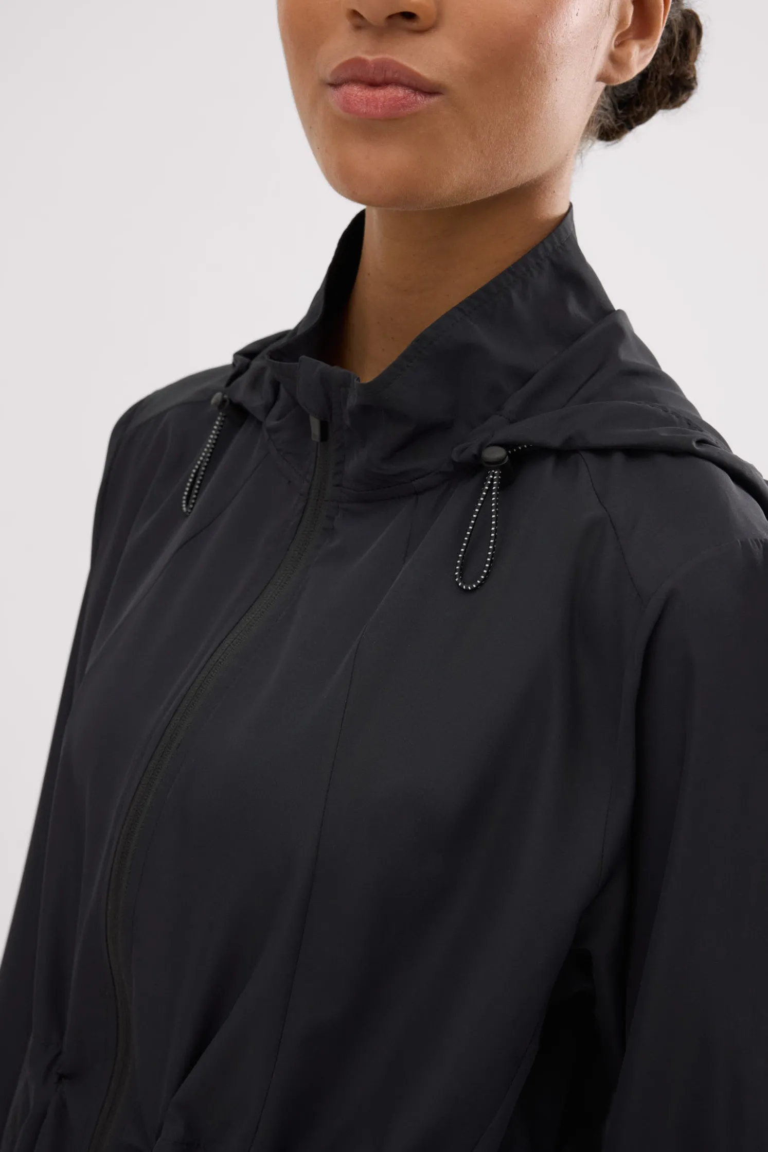 Chaqueta deportiva cortavientos con capucha y bolsillos negra