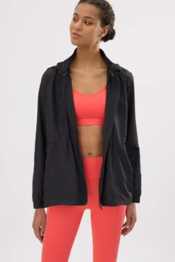 Chaqueta deportiva cortavientos con capucha y bolsillos negra