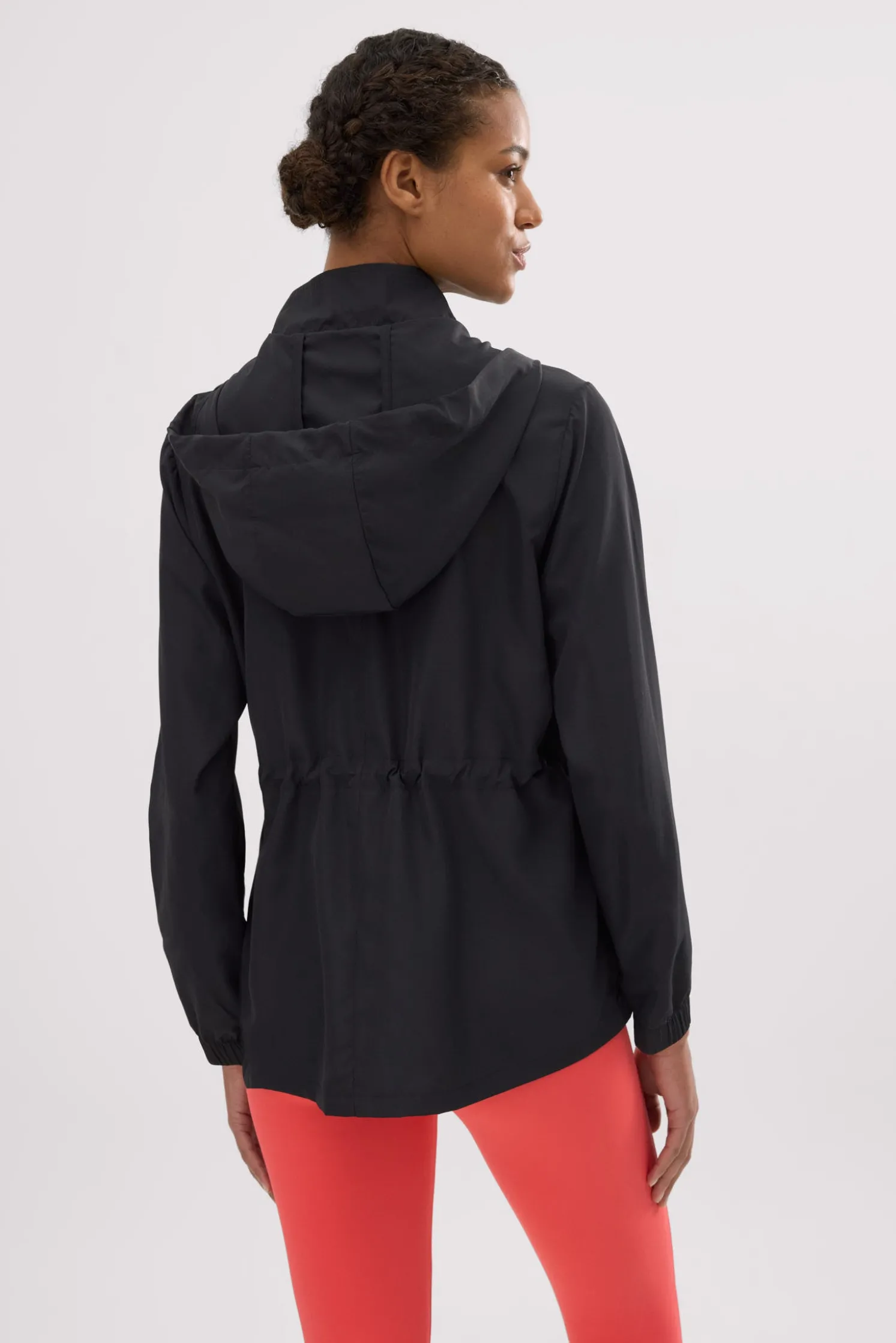 Chaqueta deportiva cortavientos con capucha y bolsillos negra