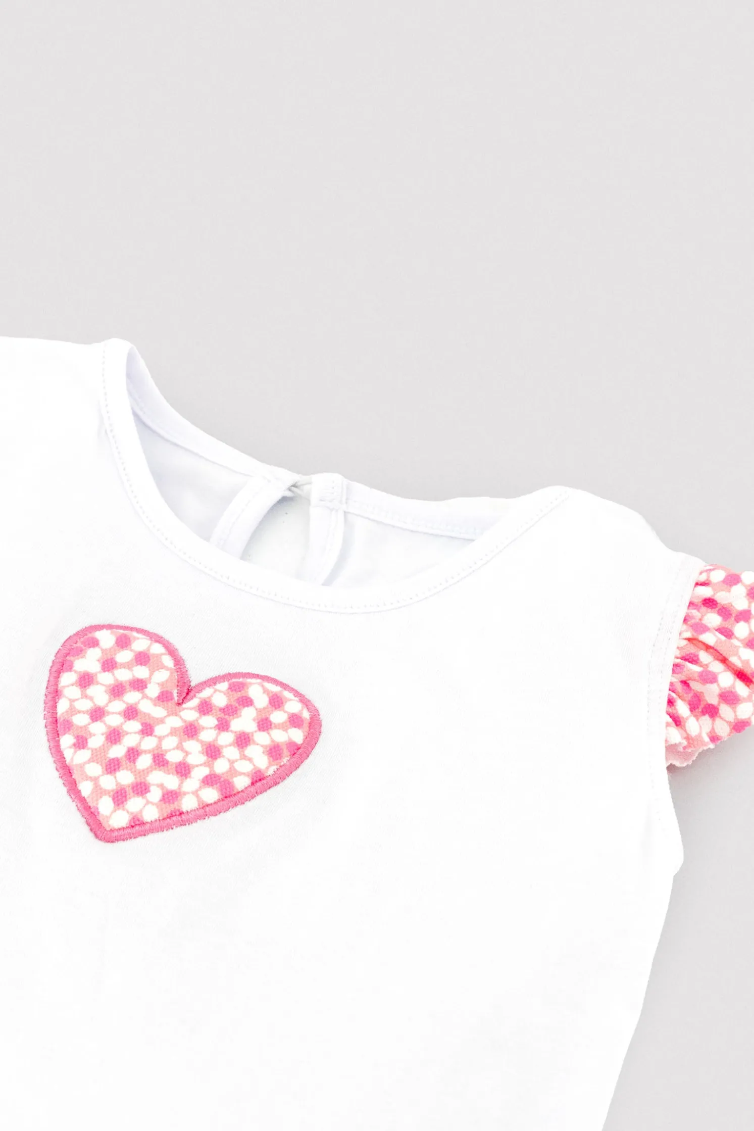 Conjunto bebé camiseta dibujo corazón y braguita estampada